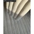 Dette produkt hedder Rabbit Stripe, fremstillet af Polyester materiale med en smuk Offwhite farve - SE Mattor