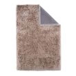 Dette produkt hedder Valby, fremstillet af Polyester materiale med en smuk Beige farve - SE Mattor