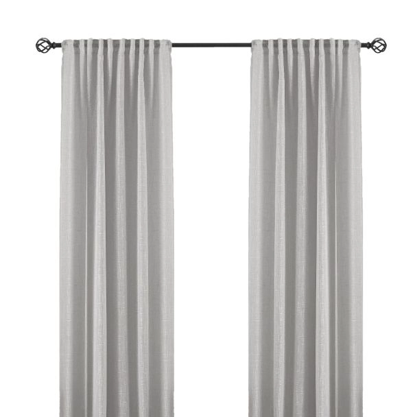 Dette produkt hedder Kristina, fremstillet af Polyester materiale med en smuk Sølv farve - SE Mattor