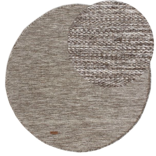 Dette produkt hedder Lunda, fremstillet af 80% Uld & 20% Bomuld  materiale med en smuk Gråbeige farve - SE Mattor