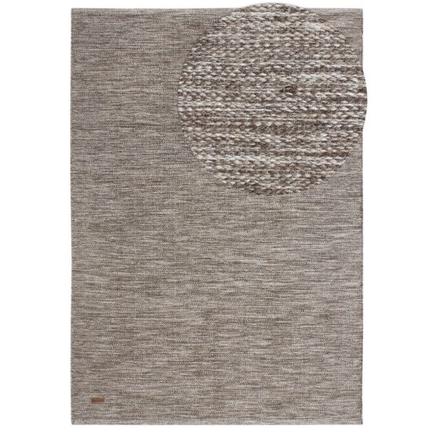 Dette produkt hedder Lunda, fremstillet af 80% Uld & 20% Bomuld  materiale med en smuk Gråbeige farve - SE Mattor