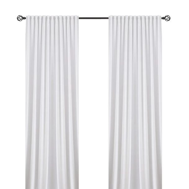 Dette produkt hedder Mathilde, fremstillet af Polyester materiale med en smuk Hvid farve - SE Mattor