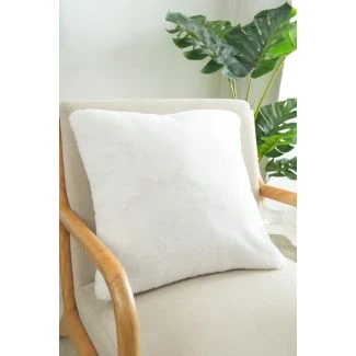 Dette produkt hedder Cat, fremstillet af Polyester materiale med en smuk Offwhite farve - SE Mattor