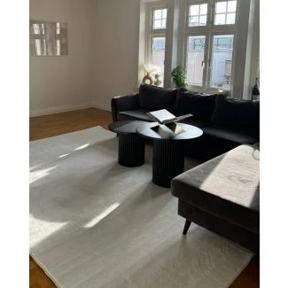 Dette produkt hedder Comfy, fremstillet af Polyester materiale med en smuk Offwhite farve - SE Mattor