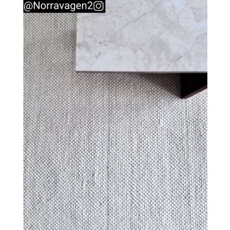 Dette produkt hedder Elsa, fremstillet af 80% Uld & 20% Bomuld  materiale med en smuk Offwhite farve - SE Mattor
