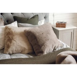 i Taupe farve, lavet af Polyester materiale.