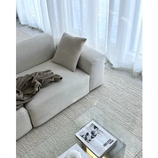 Dette produkt hedder Haga, fremstillet af 80% Uld & 20% Bomuld  materiale med en smuk Offwhite farve - SE Mattor