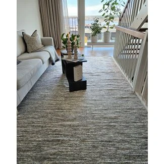 Dette produkt hedder Lunda, fremstillet af 80% Uld & 20% Bomuld  materiale med en smuk Gråbeige farve - SE Mattor