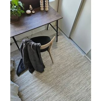 Dette produkt hedder Lunda, fremstillet af 80% Uld & 20% Bomuld  materiale med en smuk Lysegrå farve - SE Mattor