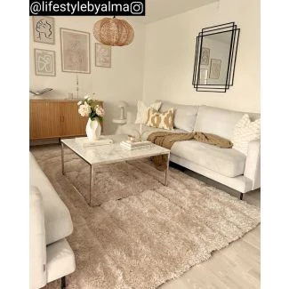 Dette produkt hedder Moody Bow, fremstillet af Polyester materiale med en smuk Beige farve - SE Mattor