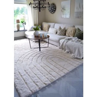 Denne produkt hedder Rabbit Zen Lys Beige Pels Tæppe, lavet af Polyester materiale med en smuk Lys Beige farve - SE Tæpper