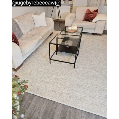 Dette produkt hedder Molly, fremstillet af 80% Uld & 20% Bomuld  materiale med en smuk Linned farve - SE Mattor