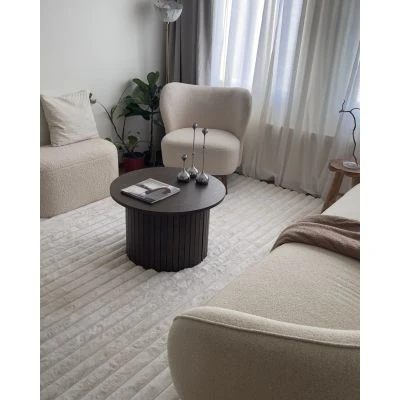 Dette produkt hedder Rabbit Stripe, fremstillet af Polyester materiale med en smuk Offwhite farve - SE Mattor