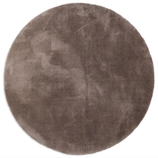 Dette produkt hedder Fluffy, fremstillet af Polyester materiale med en smuk Taupe farve - SE Mattor