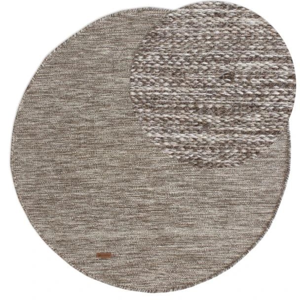 Dette produkt hedder Lunda, fremstillet af 80% Uld & 20% Bomuld  materiale med en smuk Gråbeige farve - SE Mattor