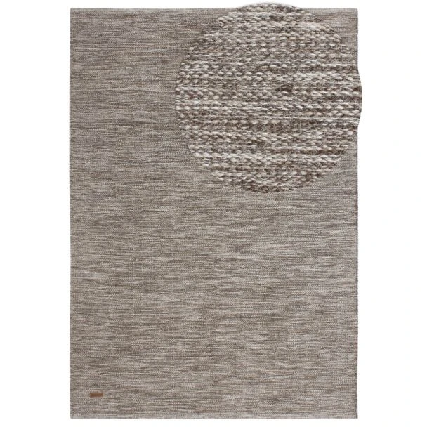 Dette produkt hedder Lunda, fremstillet af 80% Uld & 20% Bomuld  materiale med en smuk Gråbeige farve - SE Mattor