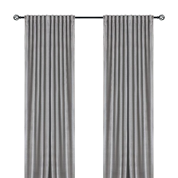 Dette produkt hedder Mathilde, fremstillet af Polyester materiale med en smuk Sølv farve - SE Mattor