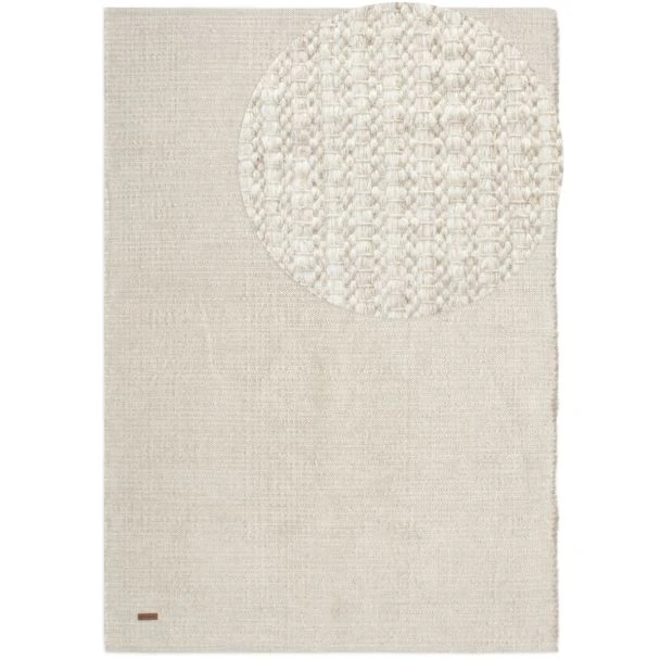 Dette produkt hedder Molly, fremstillet af 80% Uld & 20% Bomuld  materiale med en smuk Offwhite farve - SE Mattor