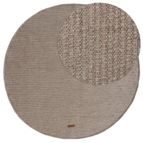 Dette produkt hedder Molly, fremstillet af 80% Uld & 20% Bomuld  materiale med en smuk Gråbeige farve - SE Mattor