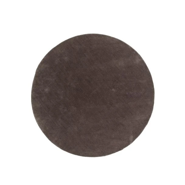 Dette produkt hedder Bono, fremstillet af Polyester materiale med en smuk Mørkegrå farve - SE Mattor