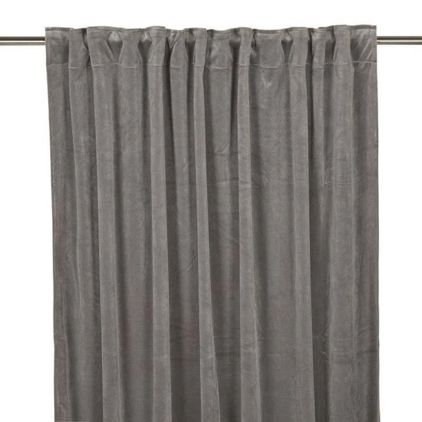 Dette produkt hedder Velvet, fremstillet af Polyester materiale med en smuk Grå farve - SE Mattor