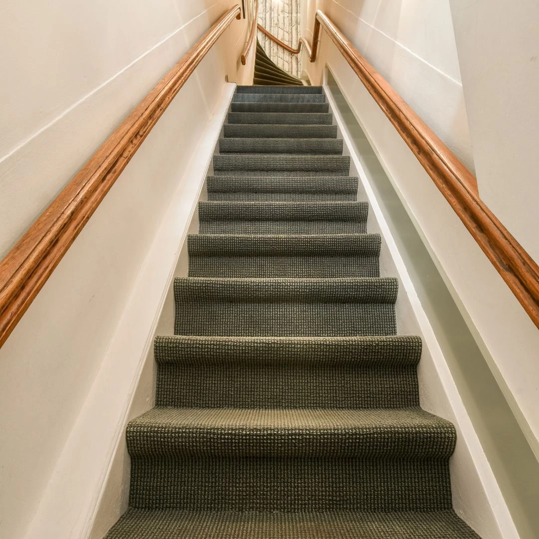 Elegant og slidstærkt trappe tæppe, der sikrer skridsikker passage og tilføjer en følelse af luksus til dit hjem.