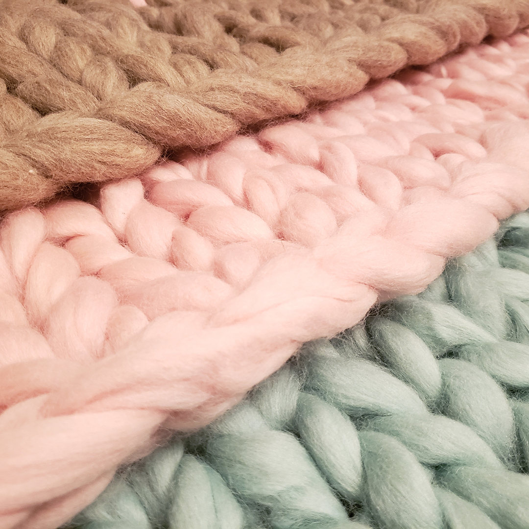 De bedste materialer til strikke tæpper: Kvalitet og komfort
